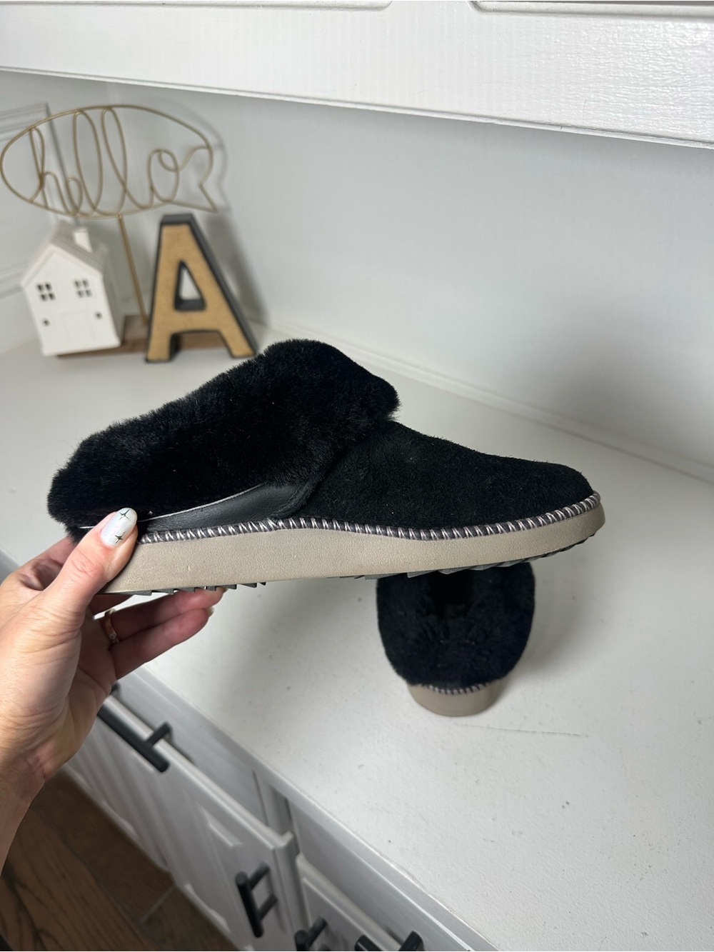 OluKai Women’s Size 8 Black Plush Slippers House Shoes Faux Fur Comfort - Picture 6 of 8